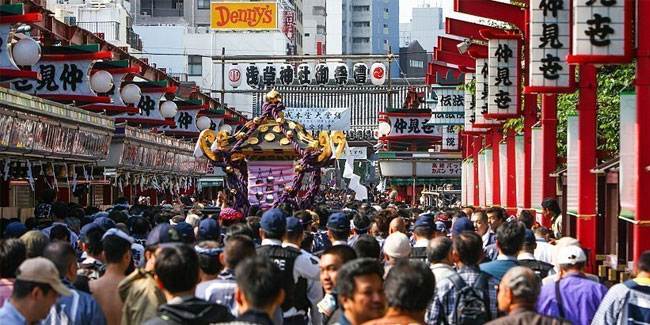 19 May - The first day of Sanja Matsuri can fall in Sensō-ji, Tokyo 19 May - The first day of Sanja Matsuri can fall in Sensō-ji, Tokyo