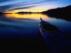 Рассвет рыбака в лодке на реке. 
 День рыбака. 
 Размер 1024 X 768