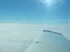Над крылом самолёта. 
 Небо и облака. 
 Размер 1024 X 768