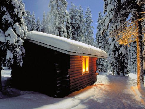 Дом в вечернем зимнем лесу. 
 Зима. 
 Параметры оригинала картинки 1024 X 768 
 205845 byte
