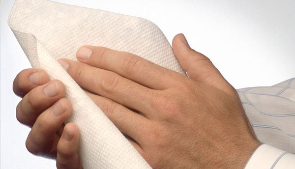 Вытирать вымытые руки предпочтительно одноразовыми салфетками