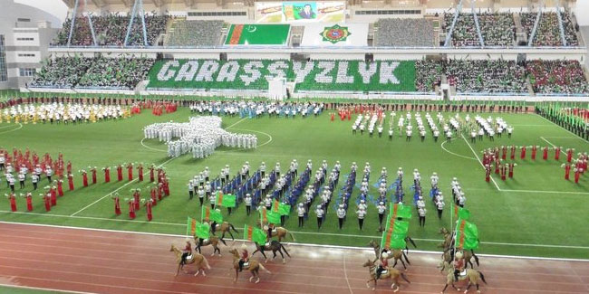Праздничные мероприятия Дня Независимости Туркменистана включают военный парад и культурно-развлекательную программу