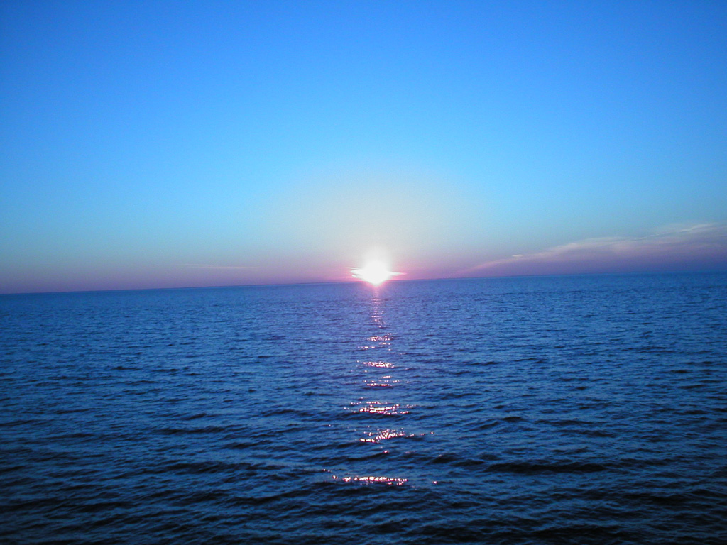 Солнце встает над морем
