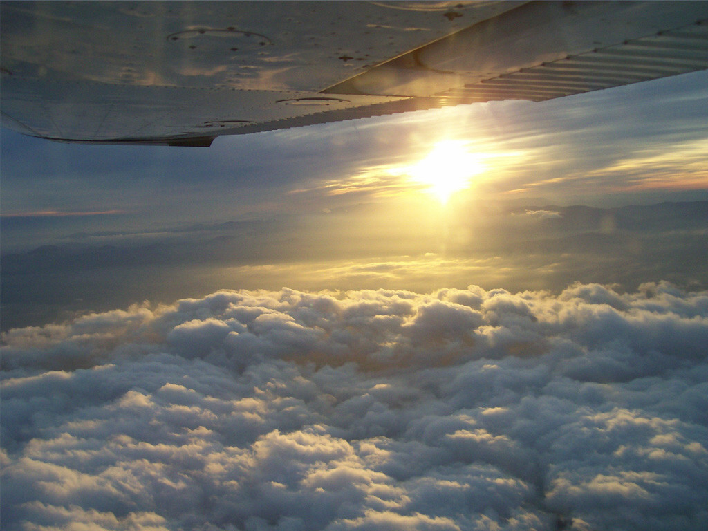 под крылом. башаков солнце под крылом. пи цы в полете. летящий ангел. вид солнца с самолета.